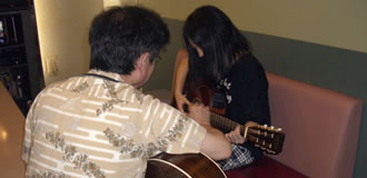 出張ギターレッスンを行っている様子