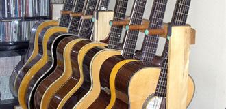 立てかけられたアコースティックギターが並んでいる様子