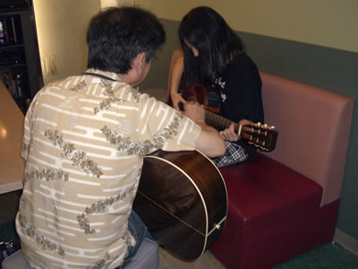 講師の森がギターを教えている様子